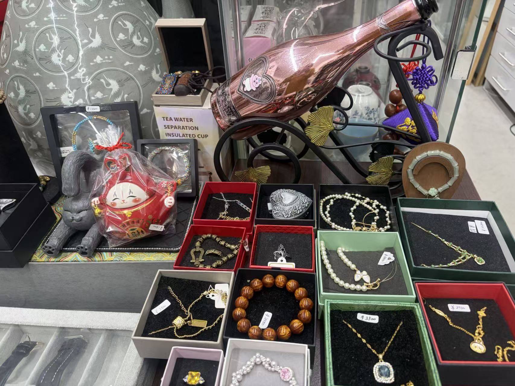 ネックレス・リング・ブレスレット・アクセサリー 各種の店内展示写真2