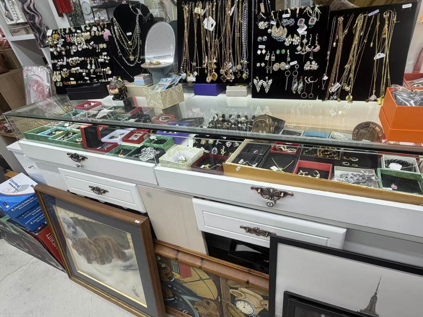 ネックレス・リング・ブレスレット・アクセサリー 各種の店内展示写真3