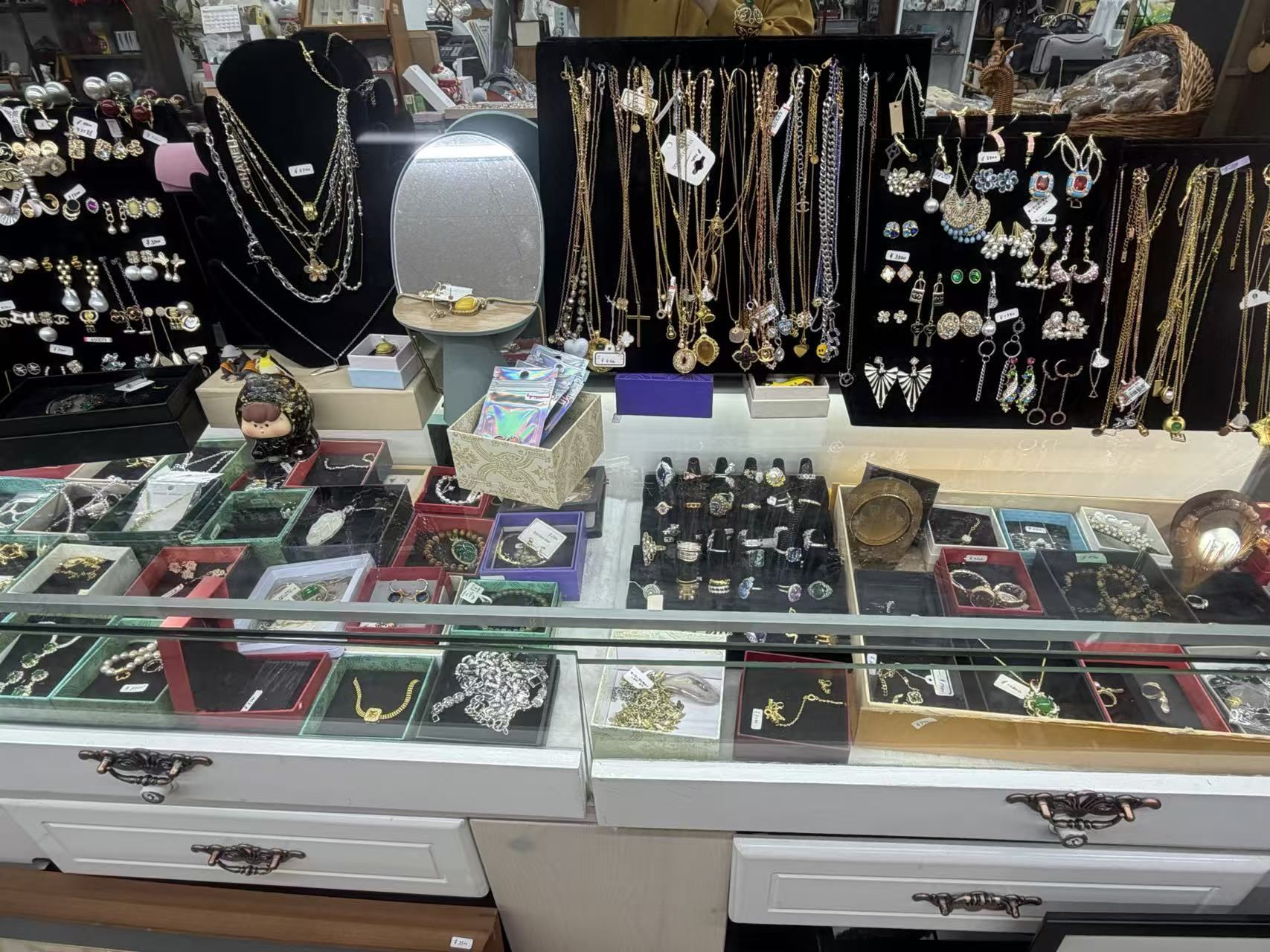 ネックレス・リング・ブレスレット・アクセサリー 各種の店内展示写真1