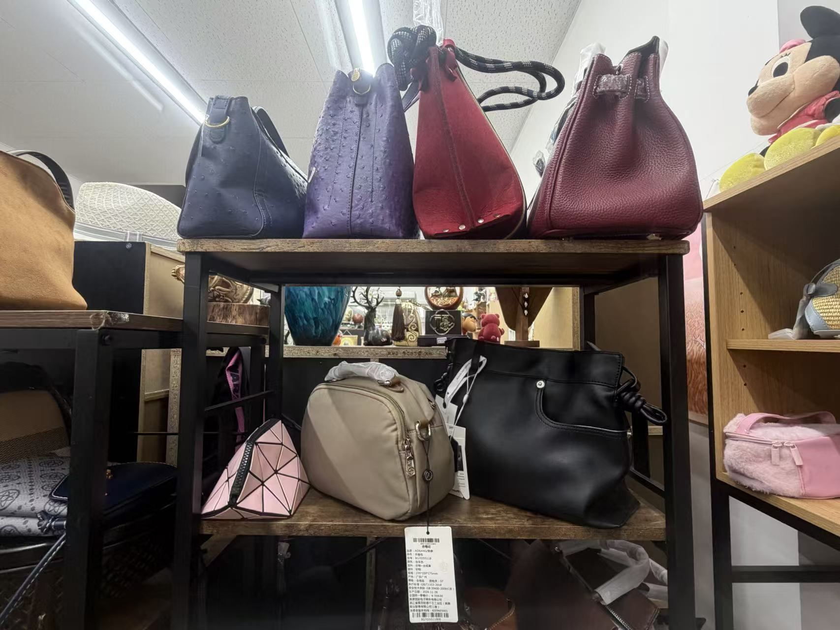 ハンドバッグ・ショルダーバッグ・ポーチ 各種の店内展示写真2
