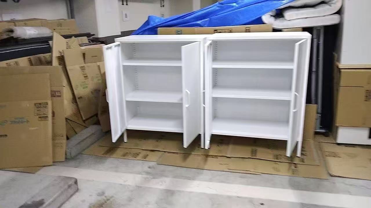 事務用スチール収納キャビネットの両開き扉と内部の棚