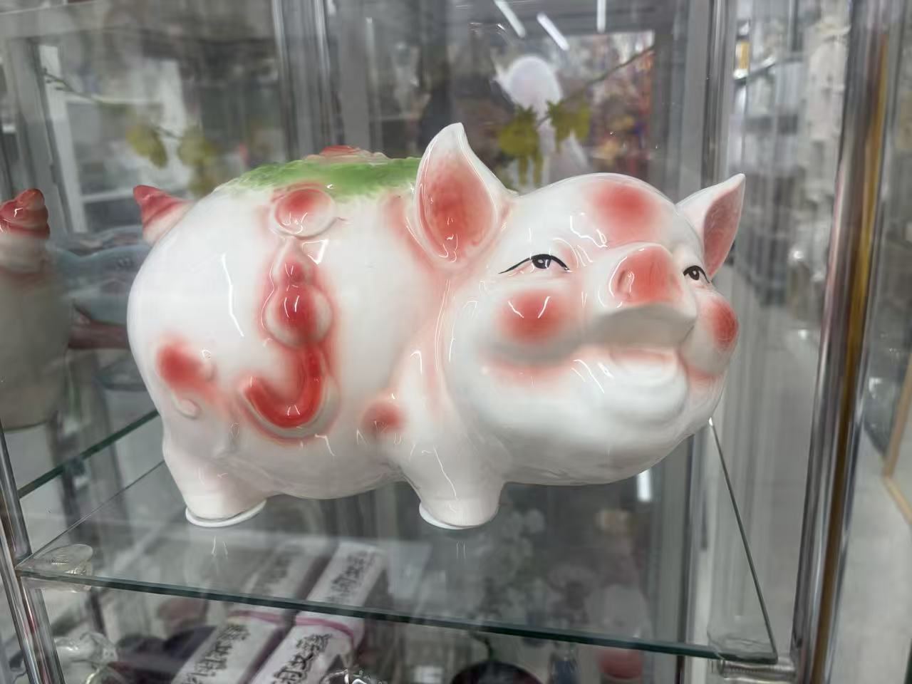 招き猫・動物・キャラクター置物 各種の店内展示写真2