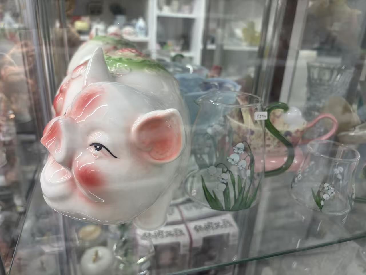 招き猫・動物・キャラクター置物 各種の店内展示写真3