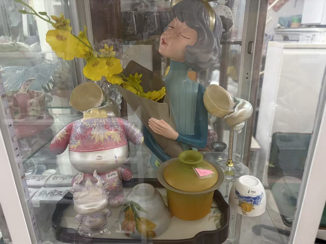招き猫・動物・キャラクター置物 各種の店内展示写真4