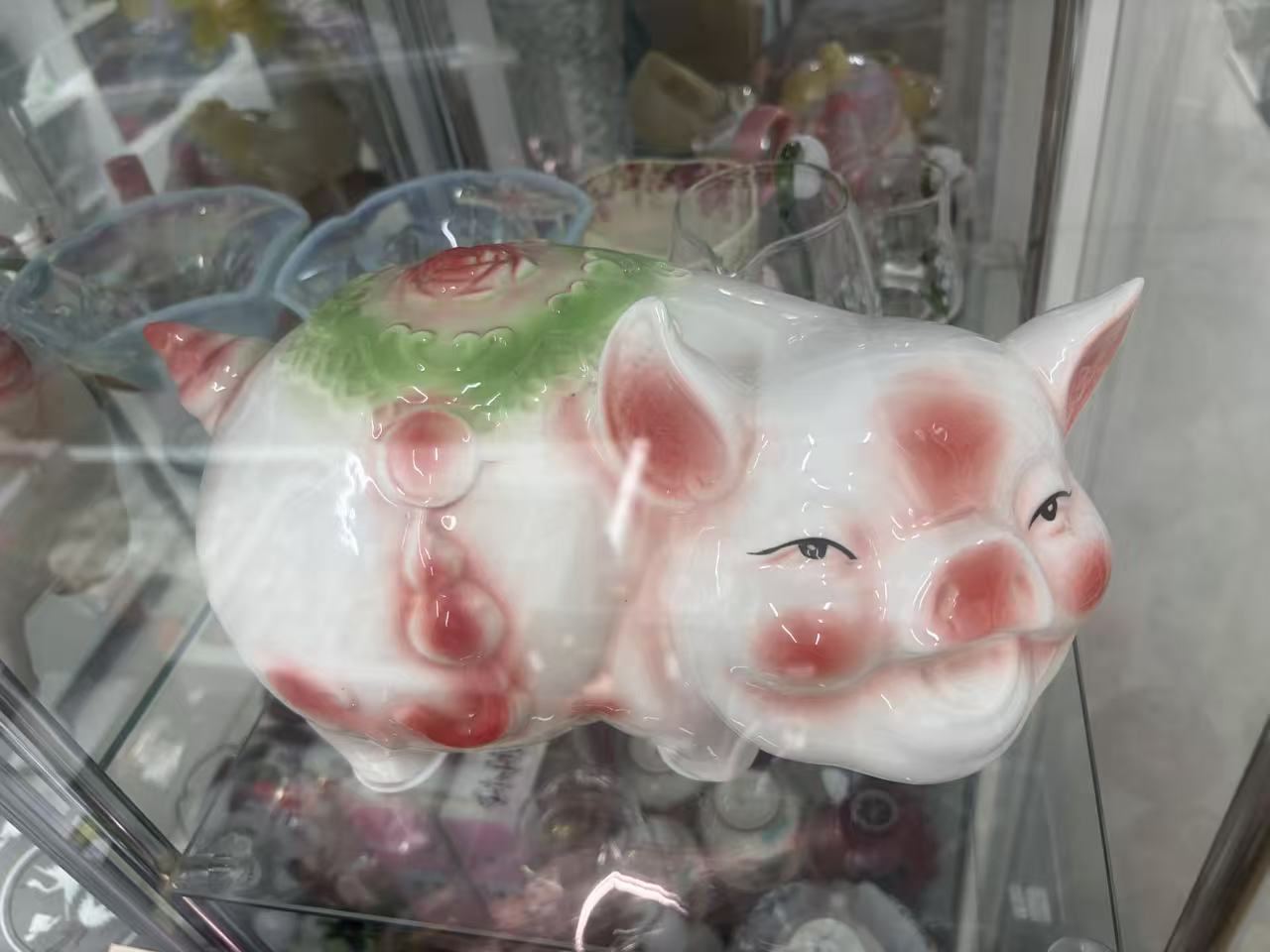 招き猫・動物・キャラクター置物 各種の店内展示写真5