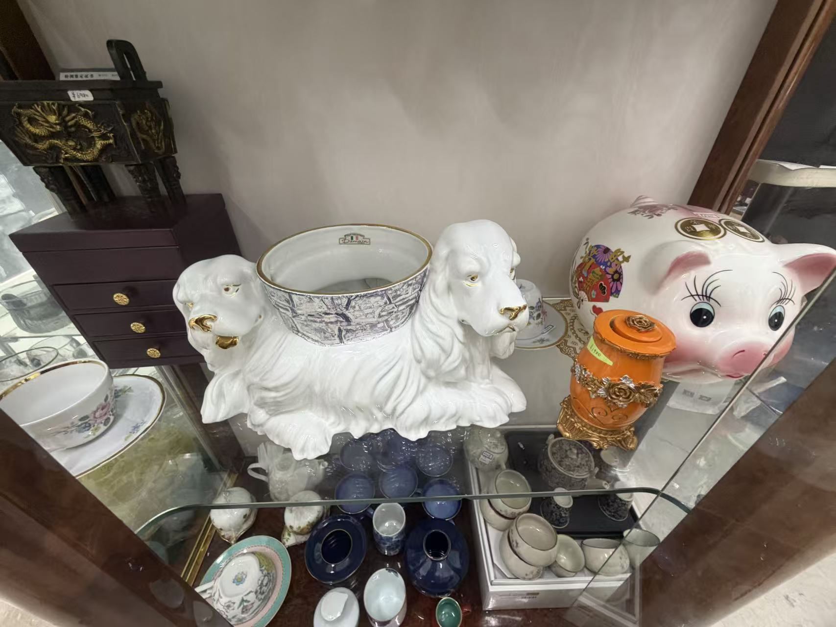 招き猫・動物・キャラクター置物 各種の店内展示写真6