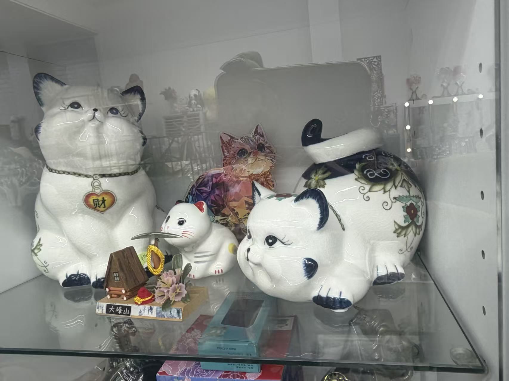 招き猫・動物・キャラクター置物 各種の店内展示写真8