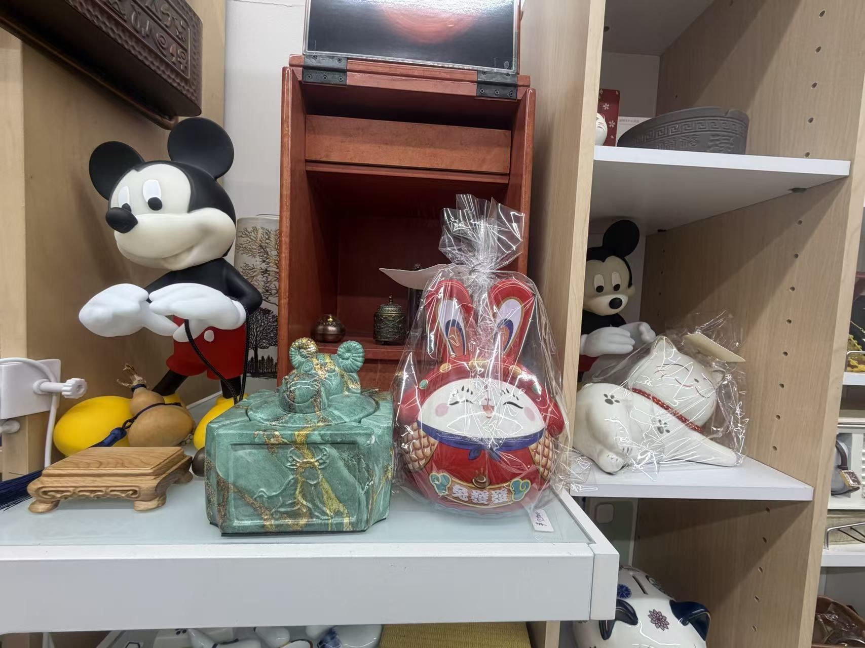 招き猫・動物・キャラクター置物 各種の店内展示写真9