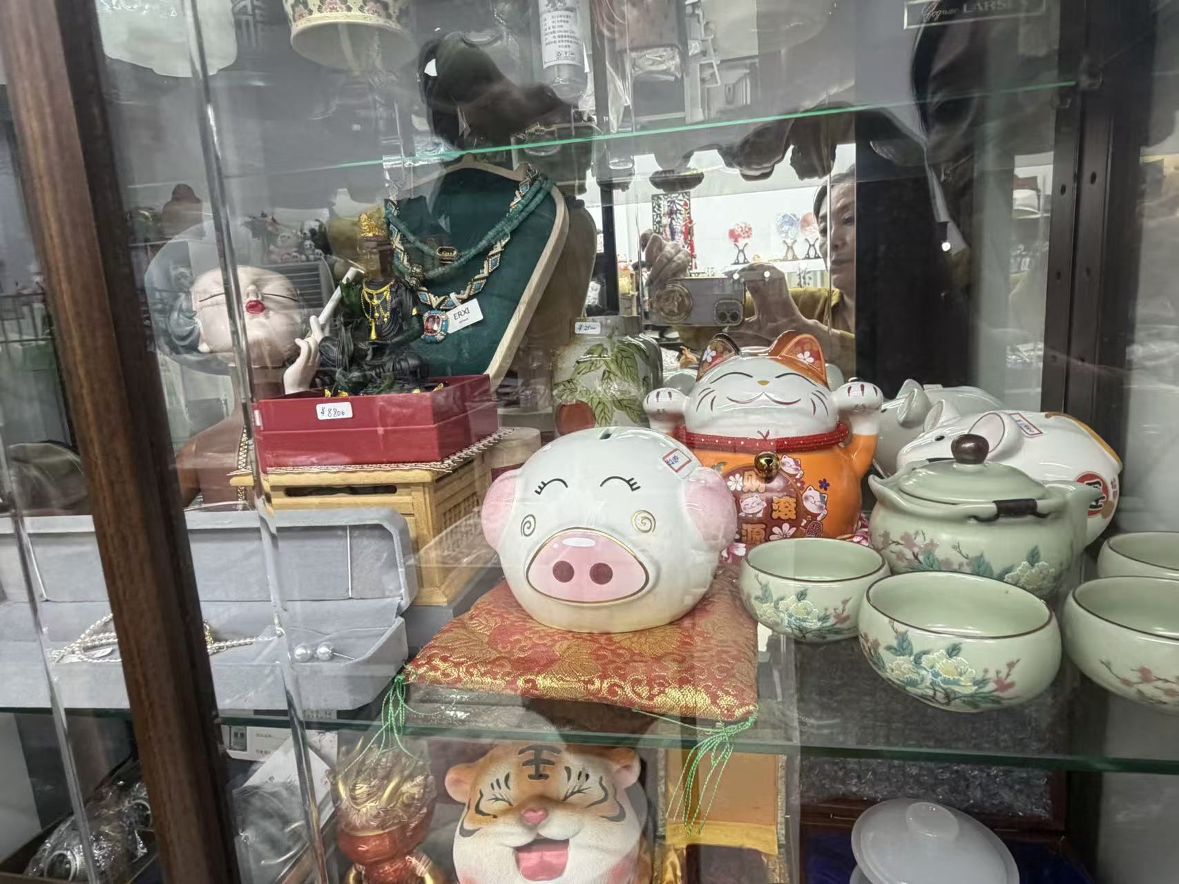 招き猫・動物・キャラクター置物 各種の店内展示写真10