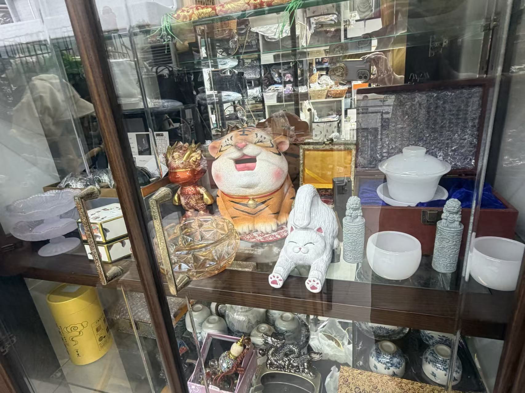 招き猫・動物・キャラクター置物 各種の店内展示写真11