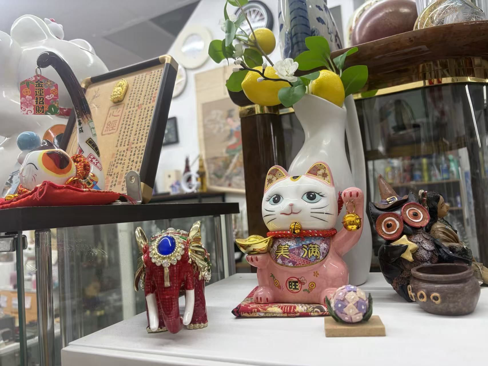 招き猫・動物・キャラクター置物 各種の店内展示写真
