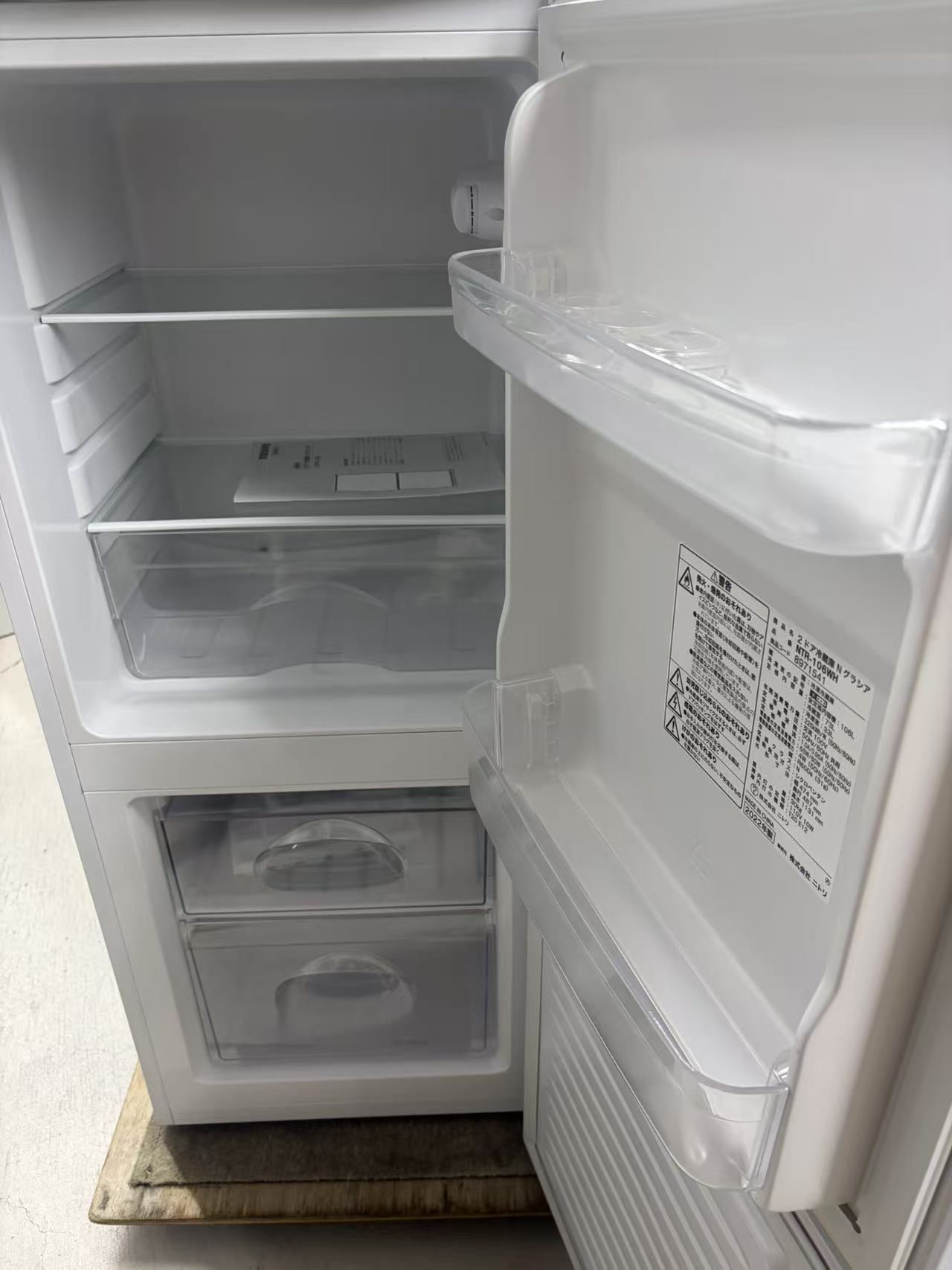 冷蔵庫内部と銘板