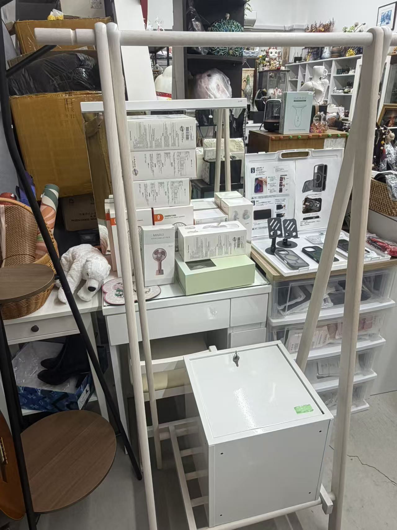 ハンガーラック・生活雑貨 各種の店内展示写真
