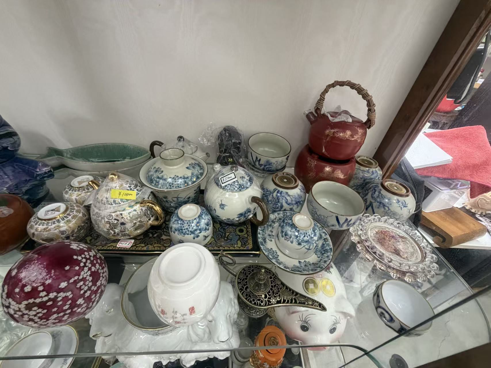 和洋陶磁器・茶器・ガラス食器 各種の店内展示写真2