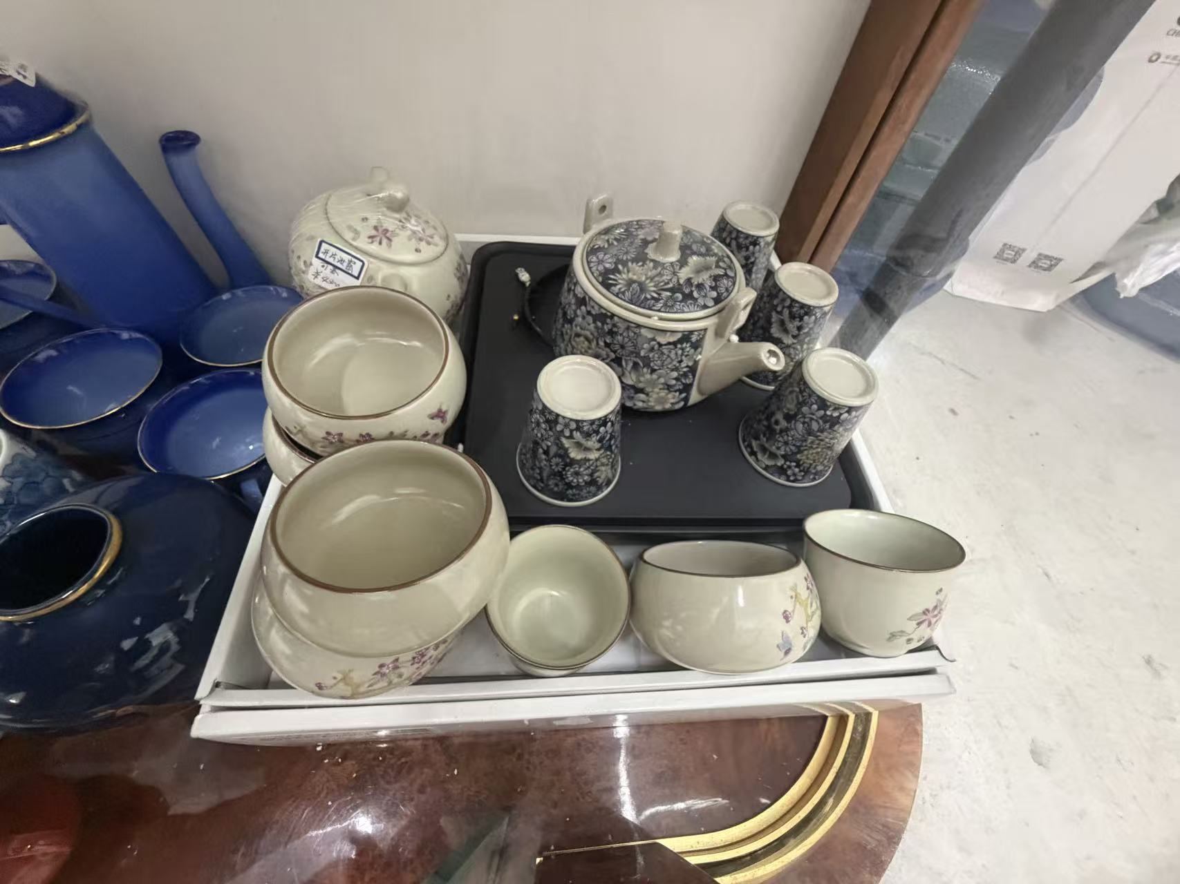 和洋陶磁器・茶器・ガラス食器 各種の店内展示写真4