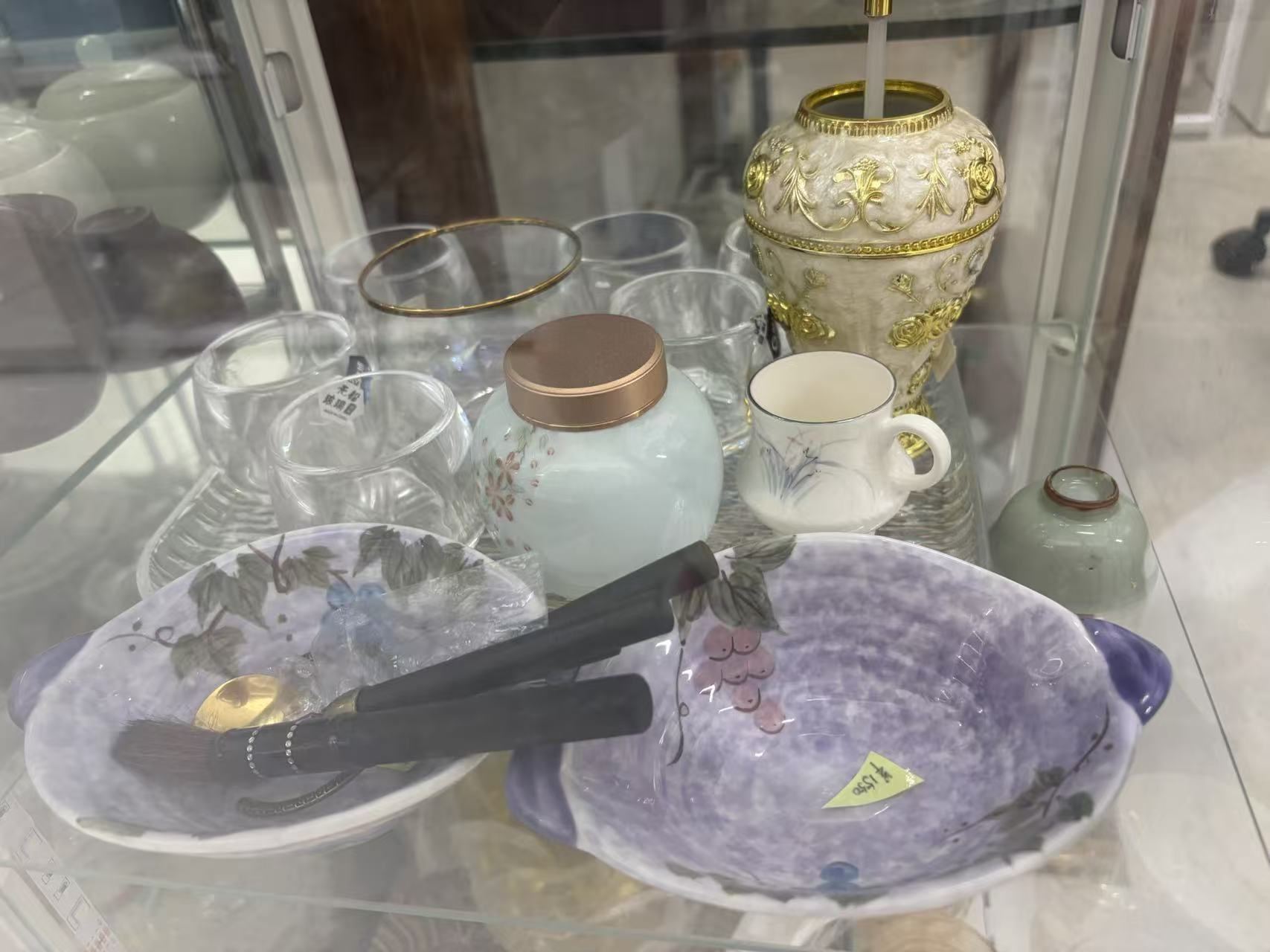 和洋陶磁器・茶器・ガラス食器 各種の店内展示写真5
