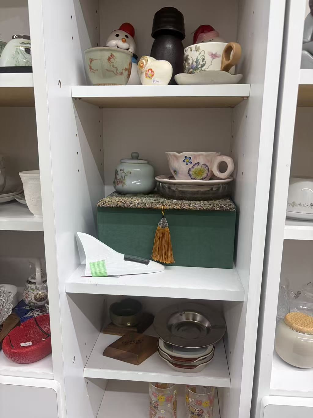 和洋陶磁器・茶器・ガラス食器 各種の店内展示写真9