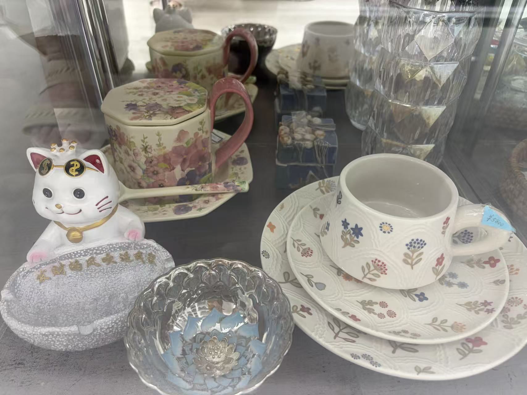 和洋陶磁器・茶器・ガラス食器 各種の店内展示写真15