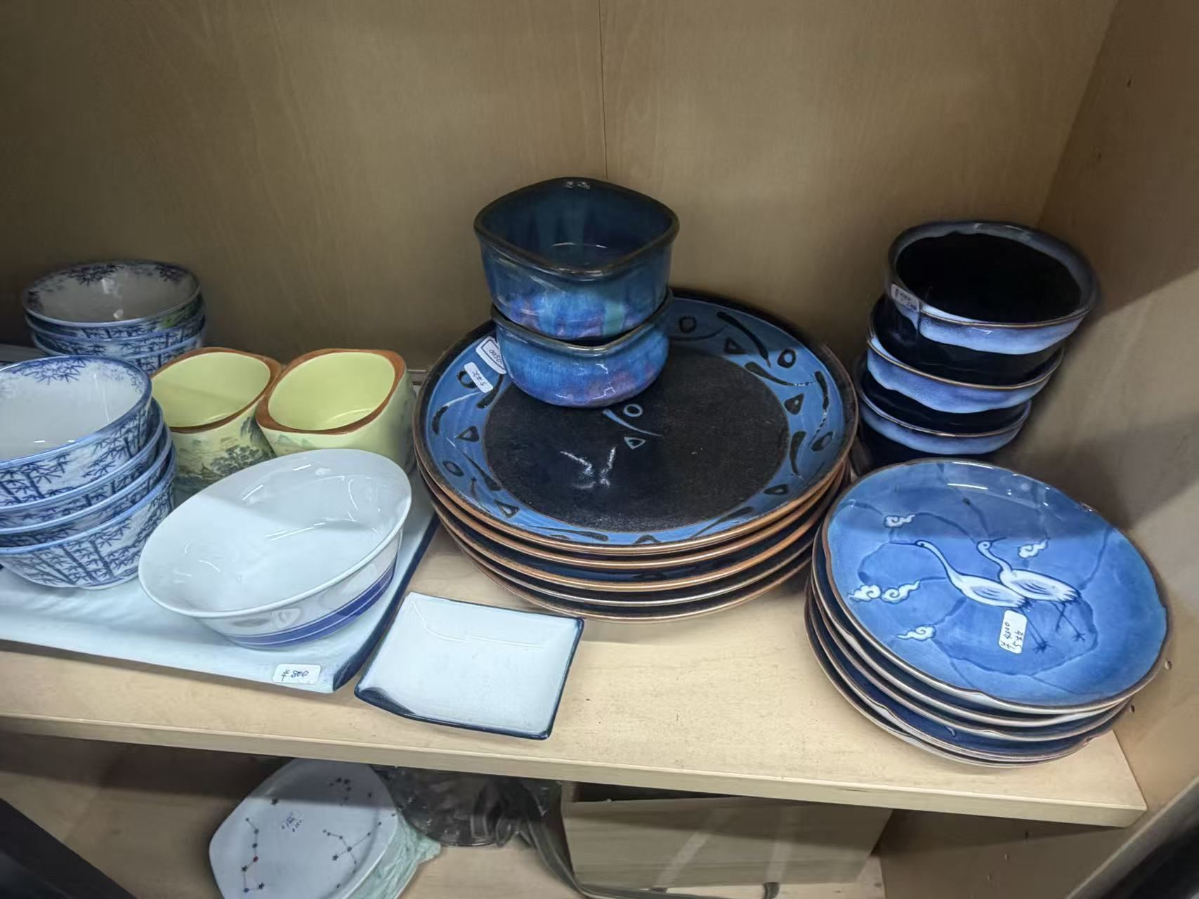 和洋陶磁器・茶器・ガラス食器 各種の店内展示写真21