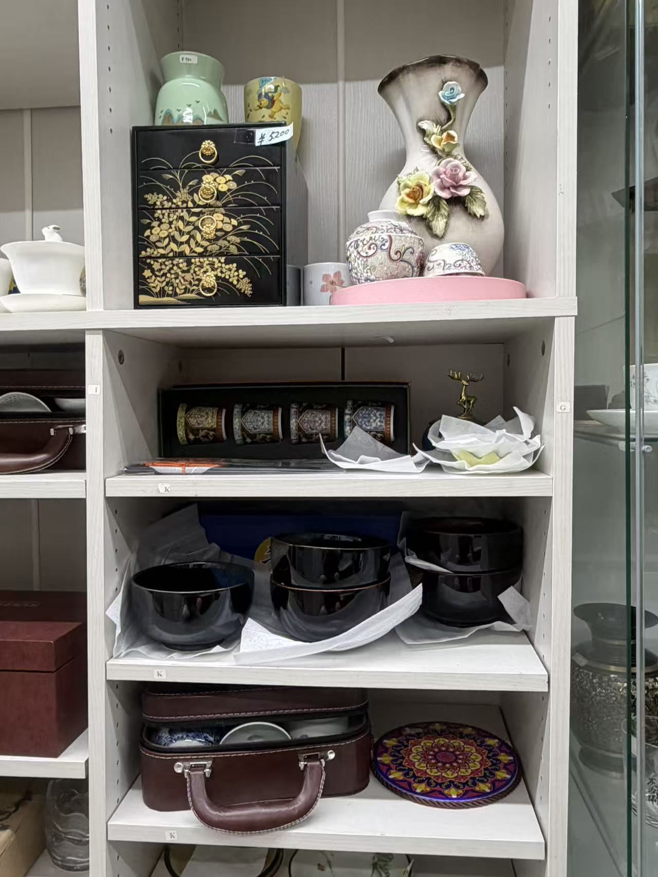 和洋陶磁器・茶器・ガラス食器 各種の店内展示写真27