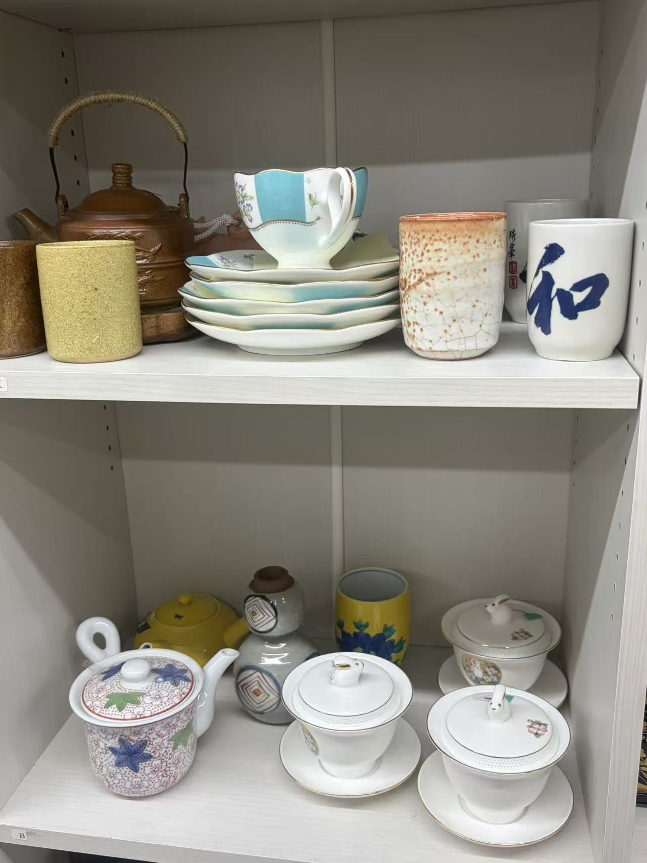 和洋陶磁器・茶器・ガラス食器 各種の店内展示写真1