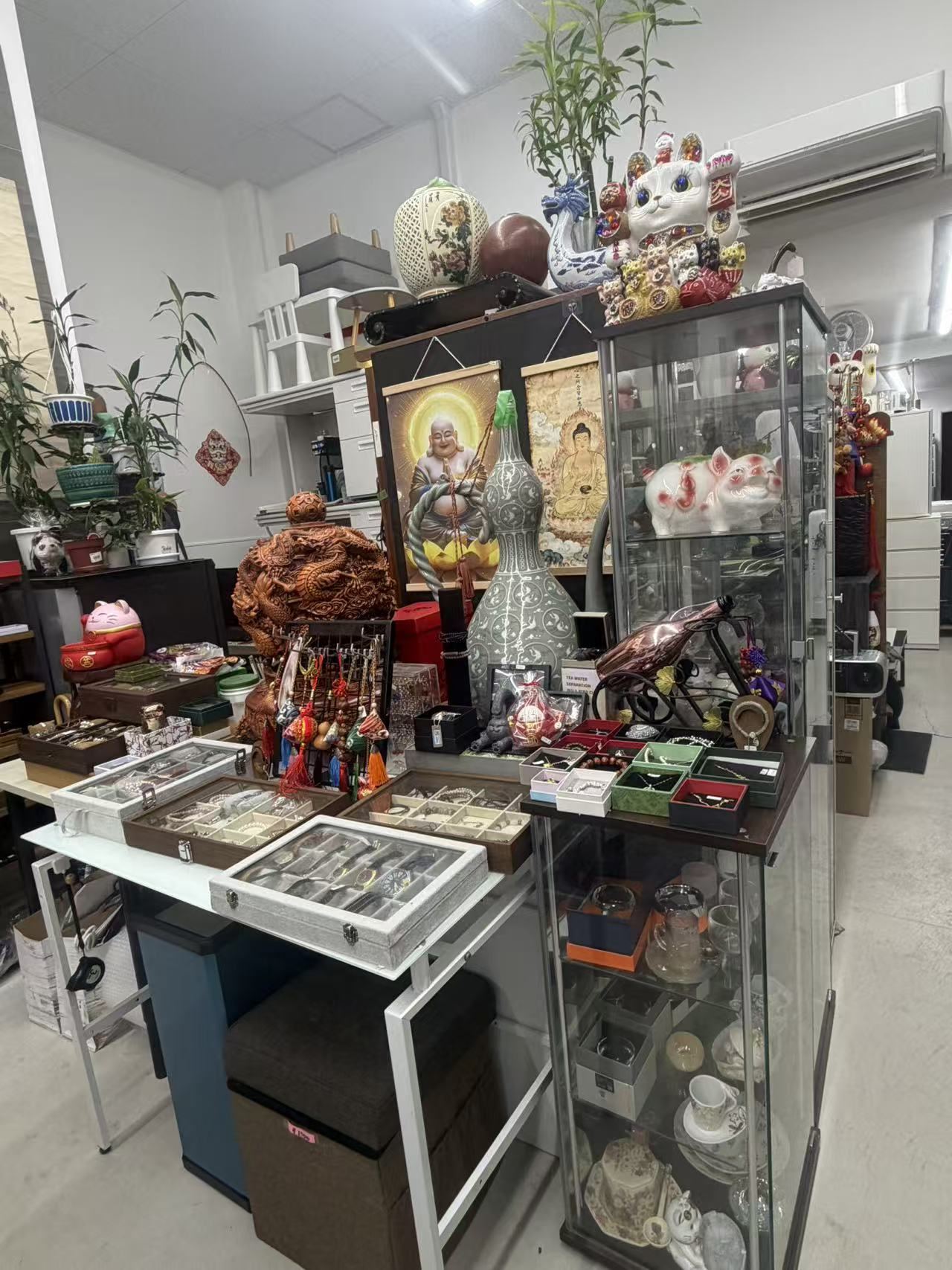 アクセサリー、置物、食器の展示コーナー