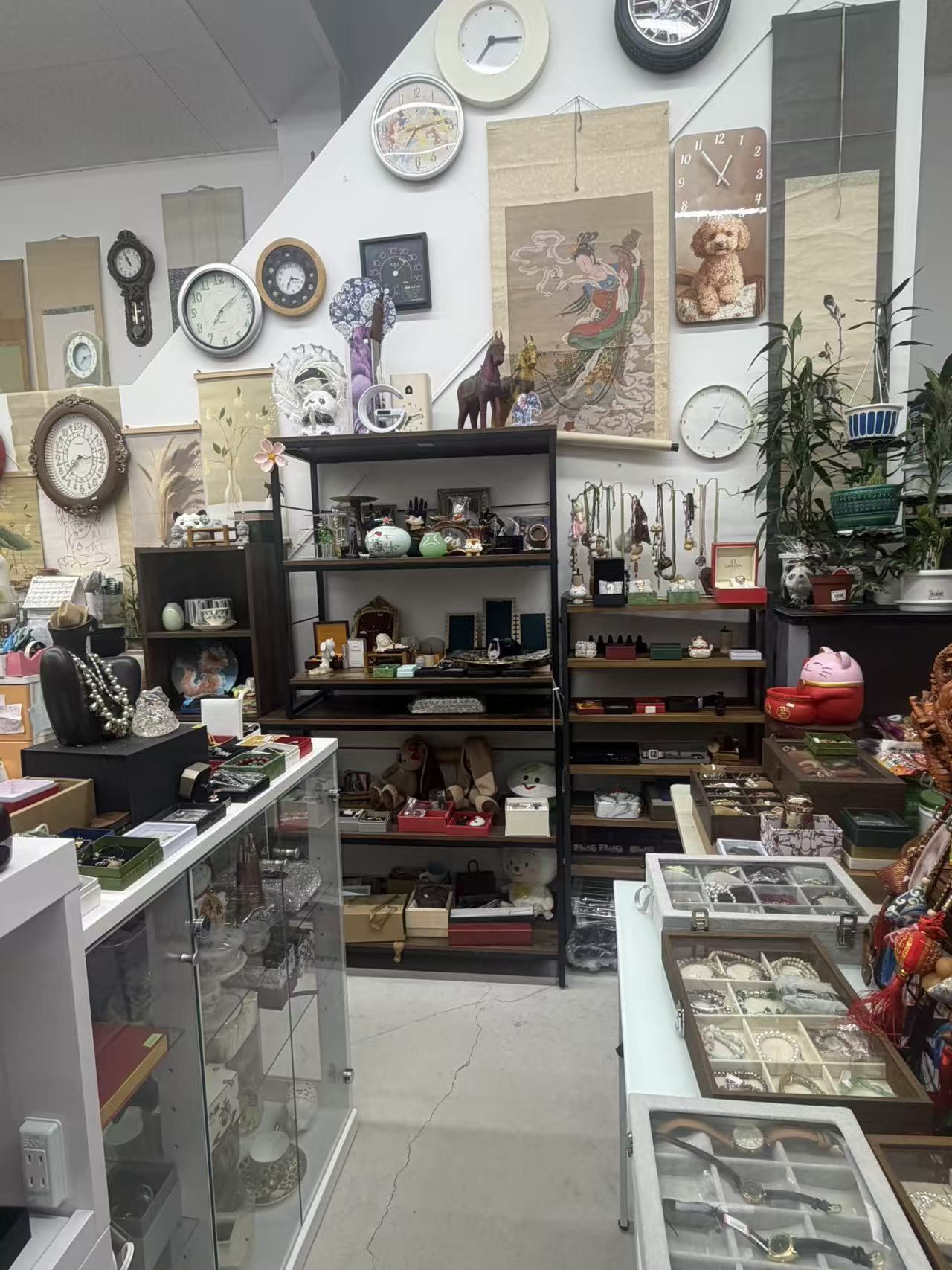 掛け時計とインテリア雑貨の展示