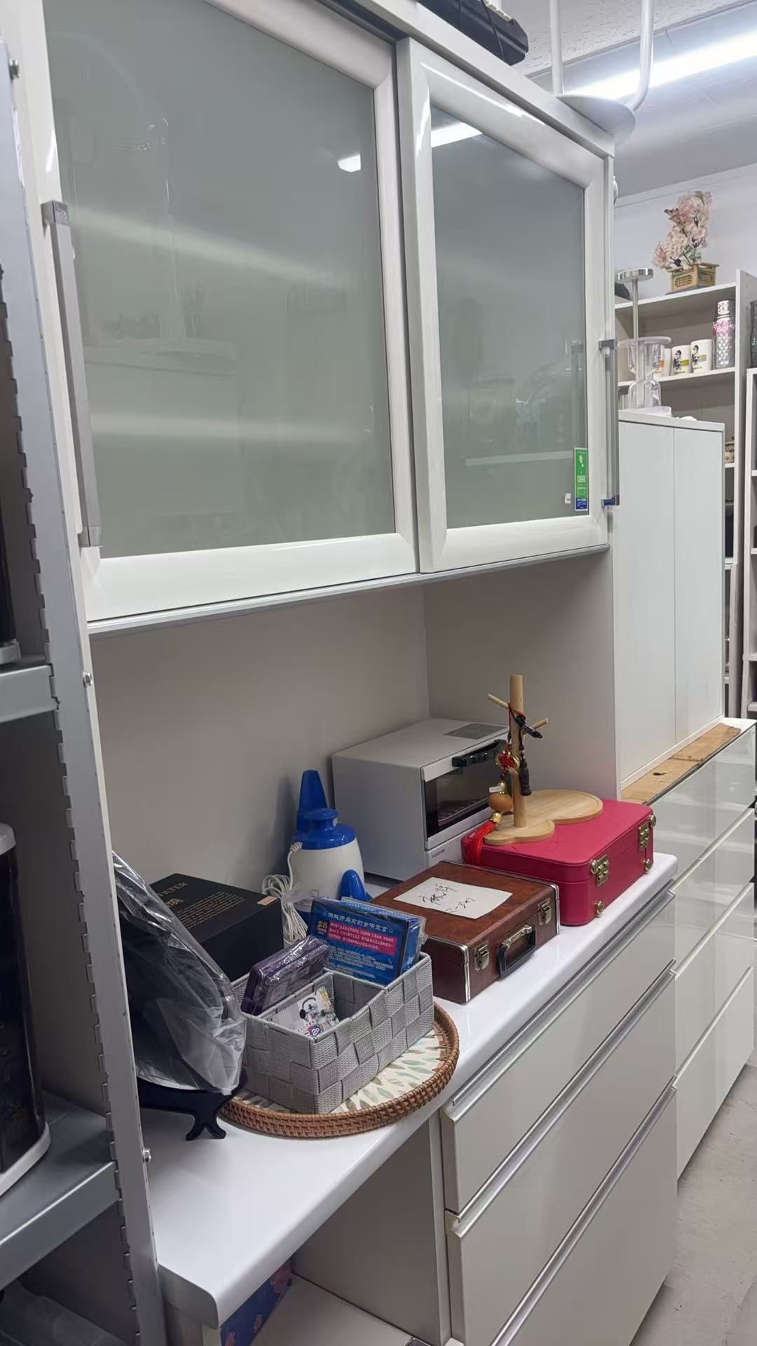食器棚、収納家具、小物の展示