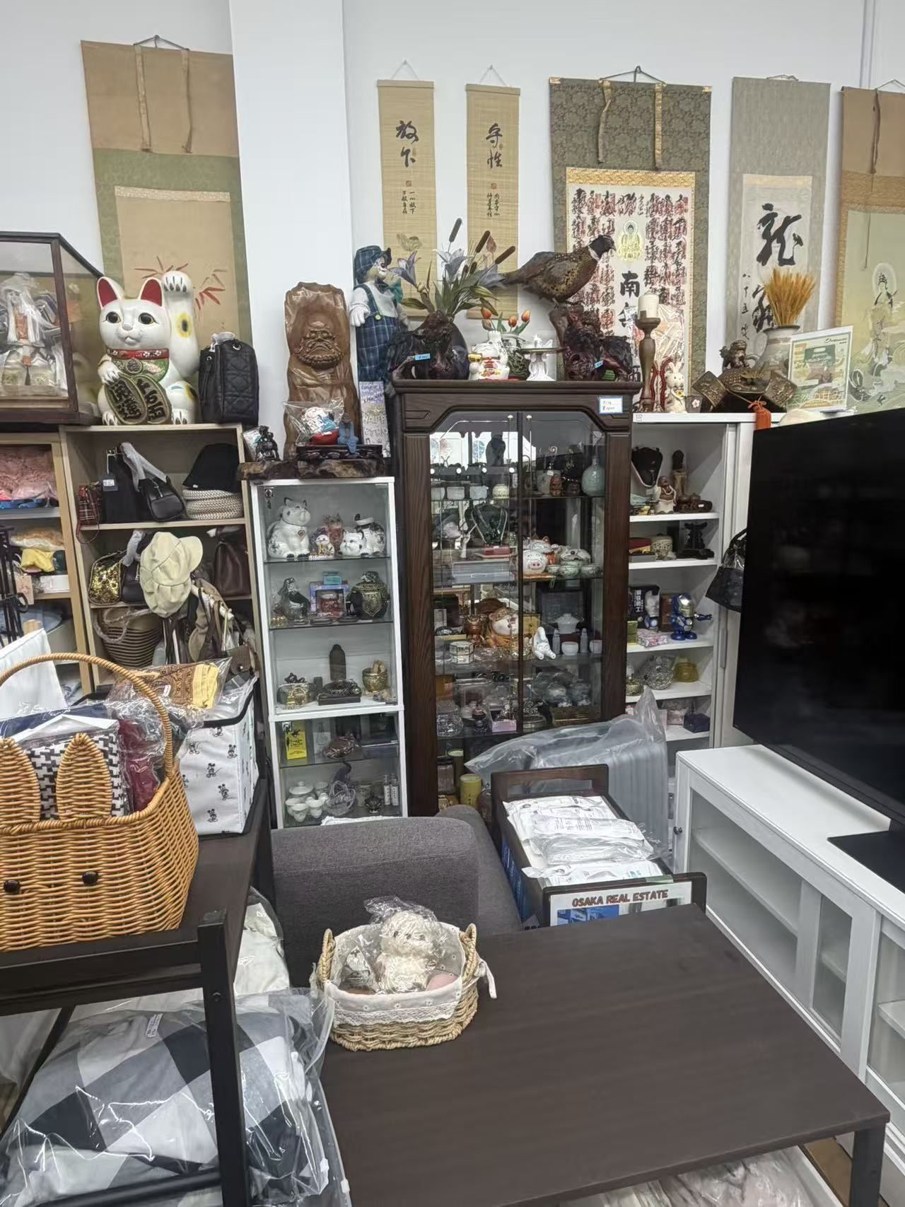置物、掛け軸、家具の展示
