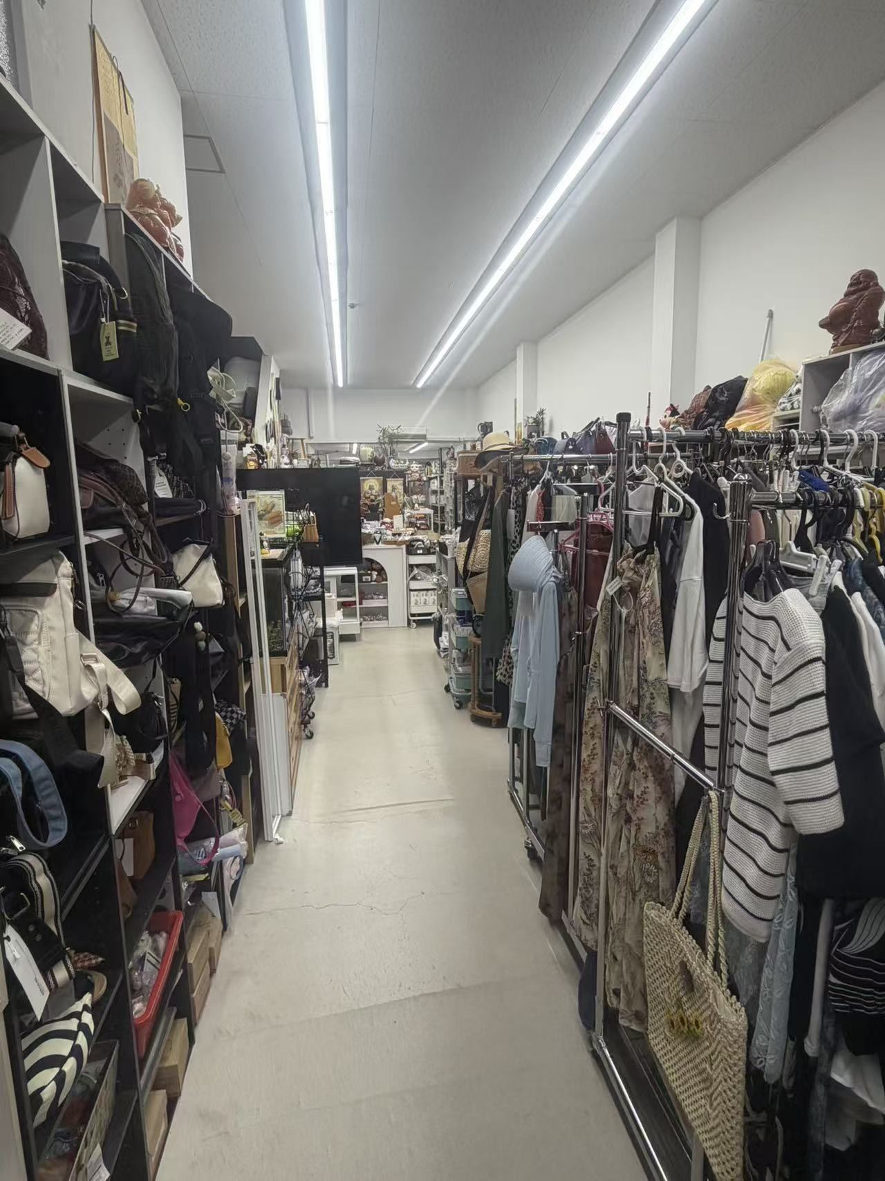 衣類とバッグの売場通路