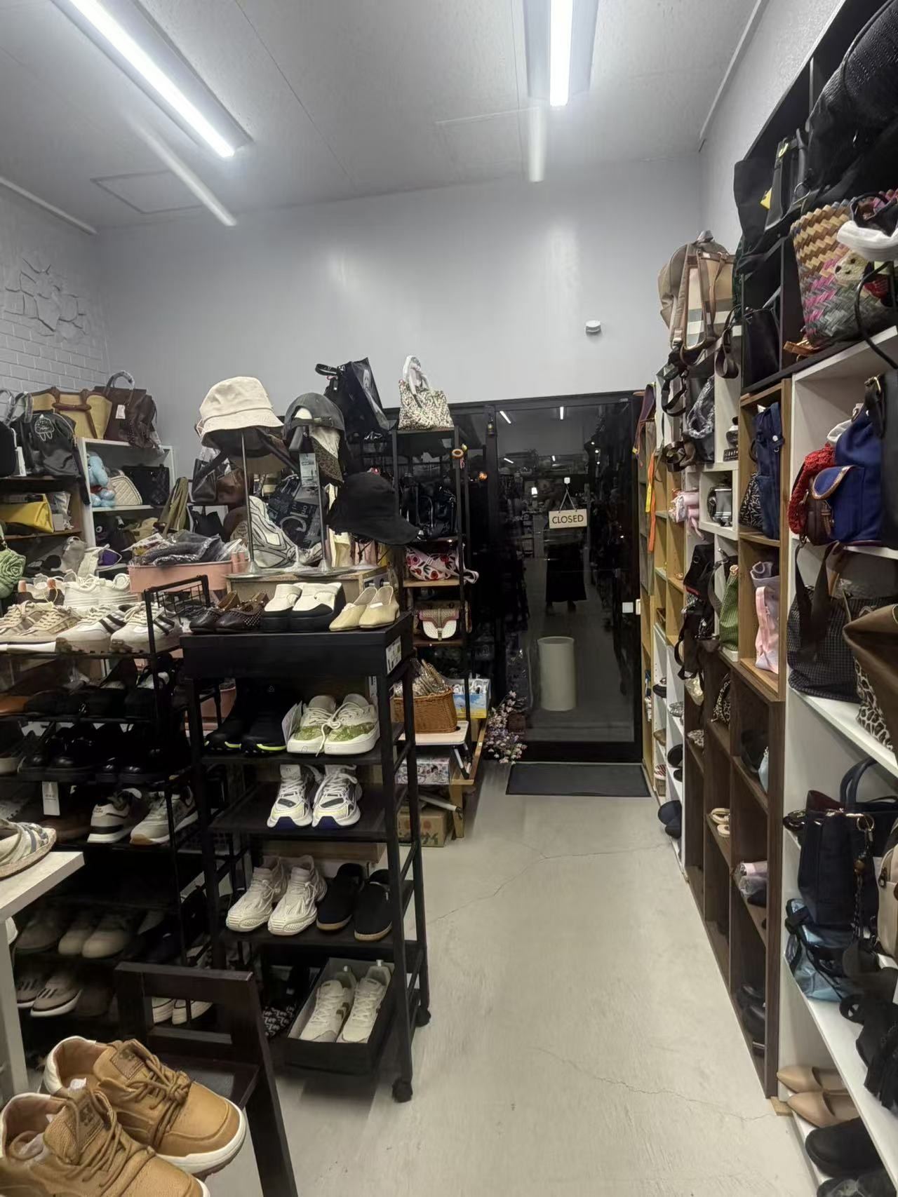 靴とバッグの店内コーナー