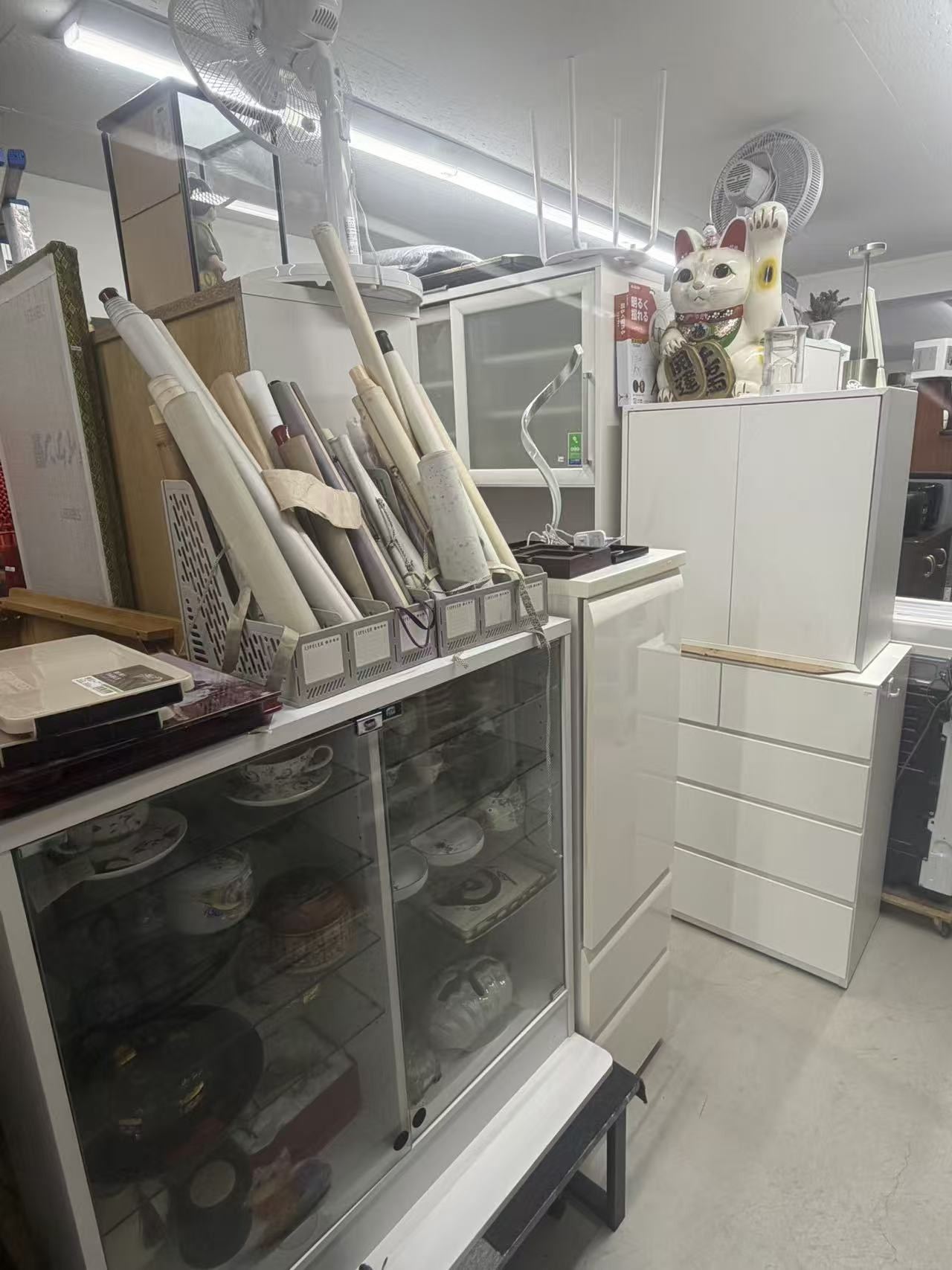 食器棚とインテリア小物の展示
