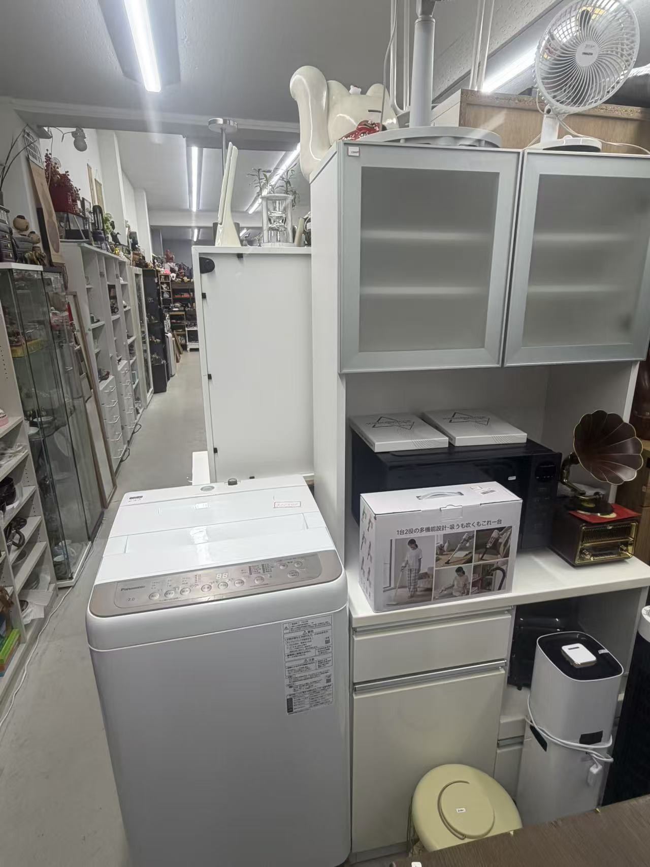 洗濯機、収納家具、小型家電の展示